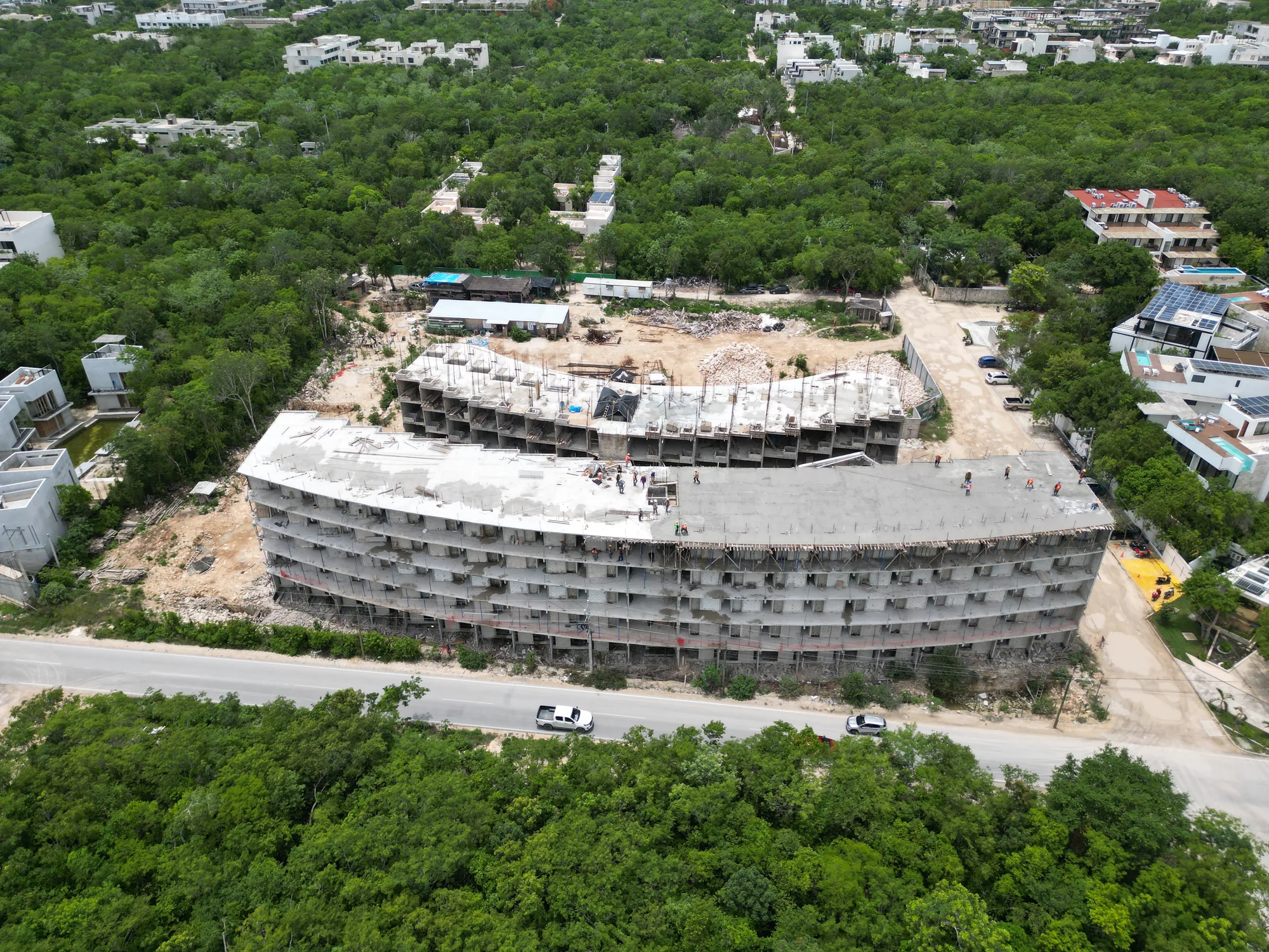 Fotografía aérea real de la estructura en obra y su entorno; conserva el encuadre original.